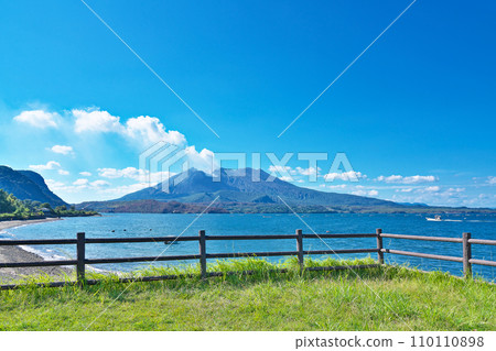 [Sakurajima emitting smoke from the roadside station Tarumizu] Ushikonroku, Tarumi City, Kagoshima Prefecture 110110898