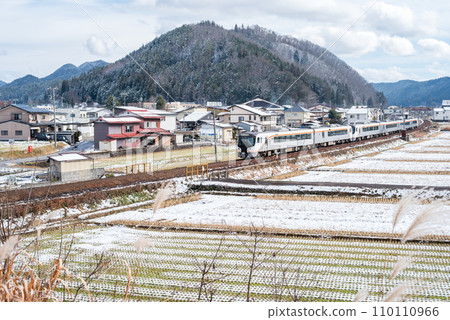 [Takayama Main Line] Limited Express Hida No. 5 bound for Hida Furukawa Station 110110966