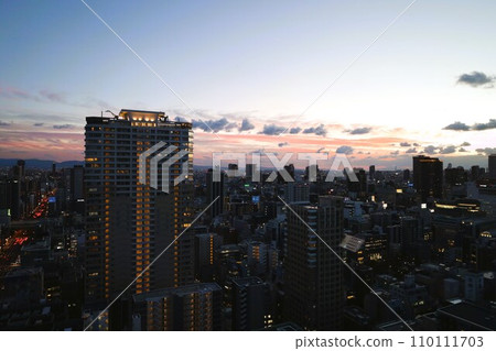 大阪市，中央區，黃昏時的谷町筋，從塔樓公寓看到的大阪暮光之城，橙色的日落 110111703
