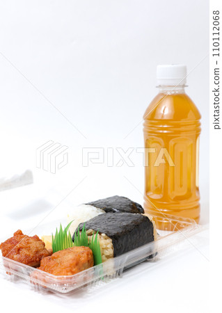 Onigiri, fried chicken, tea, plastic bottle, bento, food, drink, bento, seaweed, rice, lunch, lunch 110112068
