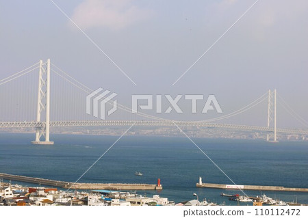 秋天的明石海峽大橋,最後一次從日本出發的太平洋客輪,穿越明石海峽大橋的海峽 秋天的明石海峽大橋,最後一次從日本出發的太平洋客輪,穿越明石海峽大橋的海峽 110112472
