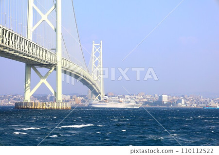 Akashi Kaikyo Bridge in autumn, the passenger ship Pacific Ocean sailing for the last time from Japan, the sea of the strait passing through Akashi Kaikyo Bridge 110112522