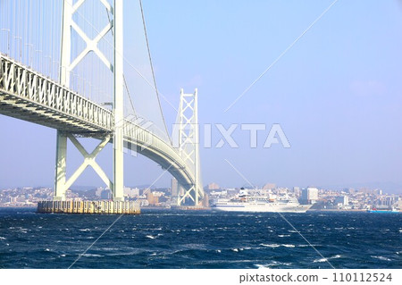 秋天的明石海峽大橋，最後一次從日本出發的太平洋客輪，穿越明石海峽大橋的海峽 110112524