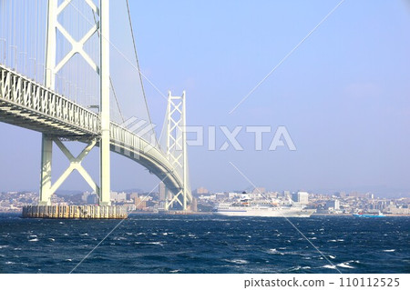 秋天的明石海峽大橋，最後一次從日本出發的太平洋客輪，穿越明石海峽大橋的海峽 110112525