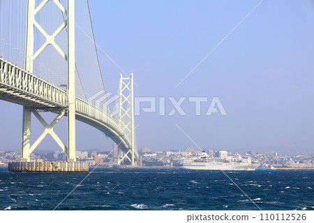 秋天的明石海峽大橋,最後一次從日本出發的太平洋客輪,穿越明石海峽大橋的海峽 秋天的明石海峽大橋,最後一次從日本出發的太平洋客輪,穿越明石海峽大橋的海峽 110112526