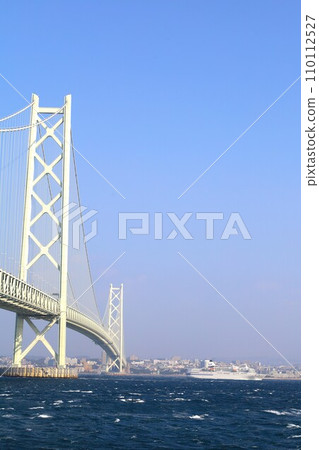 秋天的明石海峽大橋，最後一次從日本出發的太平洋客輪，穿越明石海峽大橋的海峽 110112527
