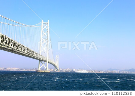 秋天的明石海峽大橋，最後一次從日本出發的太平洋客輪，穿越明石海峽大橋的海峽 110112528