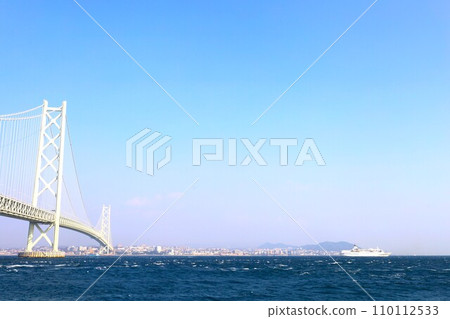 秋天的明石海峽大橋,最後一次從日本出發的太平洋客輪,穿越明石海峽大橋的海峽 秋天的明石海峽大橋,最後一次從日本出發的太平洋客輪,穿越明石海峽大橋的海峽 110112533