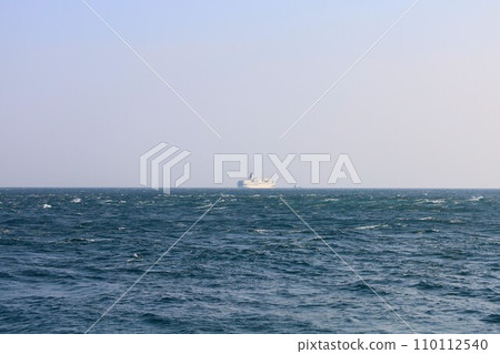 秋天的明石海峽大橋,最後一次從日本出發的太平洋客輪,穿越明石海峽大橋的海峽 秋天的明石海峽大橋,最後一次從日本出發的太平洋客輪,穿越明石海峽大橋的海峽 110112540