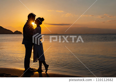 夕陽下海灘上接吻的情侶剪影（AI圖像） 110112682