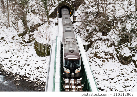 【高山本線】特急飛驒11號穿越隧道，跨過鐵橋 110112902