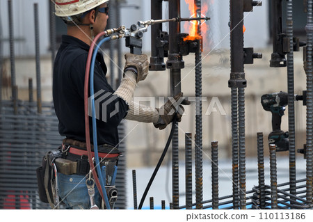 Construction site: Newly built condominium, gas pressure welding work for pillar reinforcements 110113186