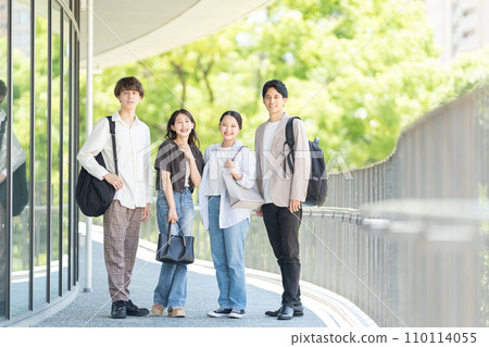 A young business person's man and woman 110114055