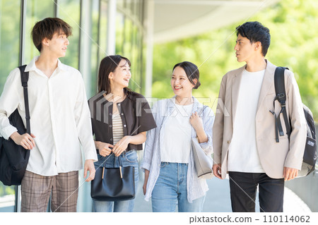 一個年輕的商業人士的男人和女人 110114062