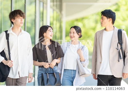 一個年輕的商業人士的男人和女人 110114063