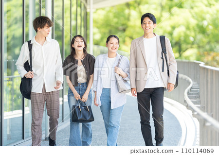 一個年輕的商業人士的男人和女人 110114069