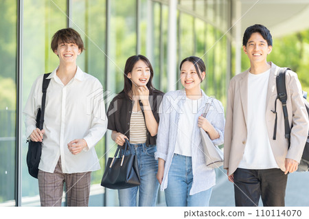 一個年輕的商業人士的男人和女人 110114070