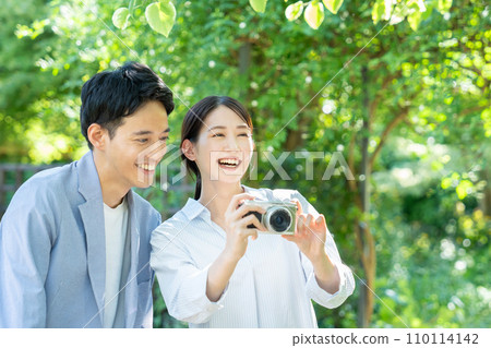 年輕夫婦拍照 年輕夫婦拍照 110114142