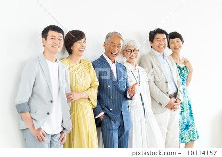 年輕的老年男女 110114157