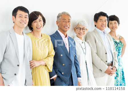 年輕的老年男女 110114158