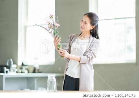 站立在廚房裡的中間婦女 110114175