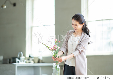 站立在廚房裡的中間婦女 110114179