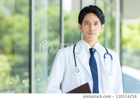 在醫院工作的年輕醫生 110114258