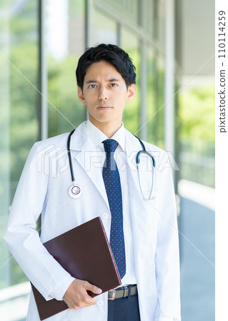 在醫院工作的年輕醫生 110114259