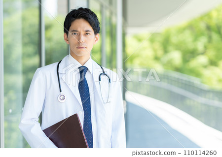 在醫院工作的年輕醫生 110114260