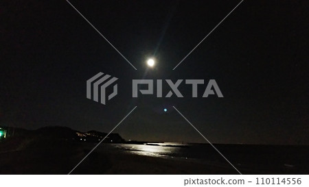 夜晚的大海被月光照亮。 夜晚的大海被月光照亮。 110114556