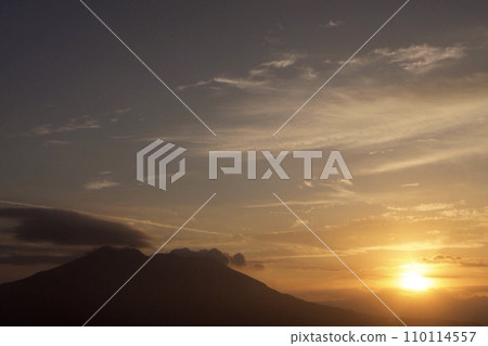 清晨的太陽從櫻島山腳升起，散發出火山煙霧。 110114557