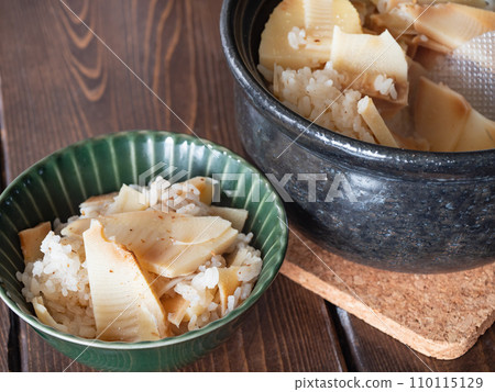 竹筍飯是用砂鍋煮的。日本料理的季節是春天。 竹筍飯是用砂鍋煮的。日本料理的季節是春天。 110115129