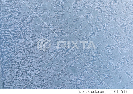 Selective focus. First frost on a frozen car, late autumn close-up. Beautiful abstract frozen microcosmos pattern. Freezing weather frost action in nature. Winter backdrop. 110115131