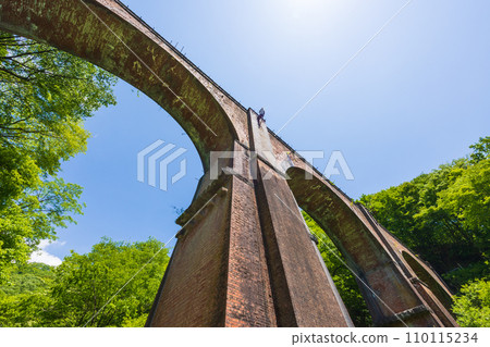 Spring in Annaka City, Gunma Prefecture, Abt Road with fresh greenery, Usui Third Bridge (Megane Bridge) 110115234