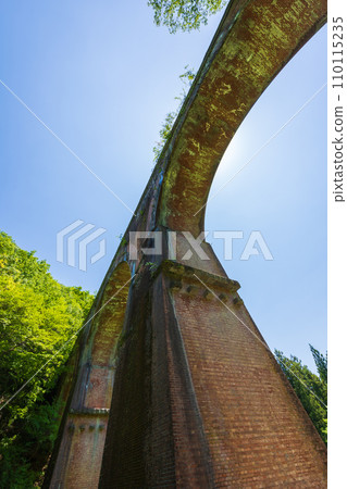 群馬縣安中市的春天、綠意盎然的Abt道路、碓冰三橋（梅金橋） 110115235