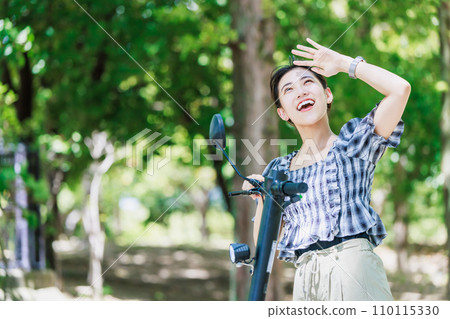 女子之旅:一位女子在電動滑板上觀光 女子之旅:一位女子在電動滑板上觀光 110115330