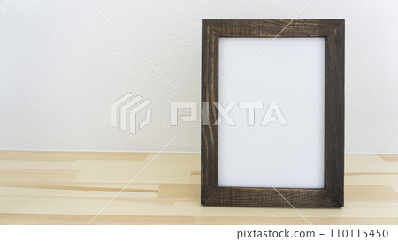 放置在木架上的相框 放置在木架上的相框 110115450