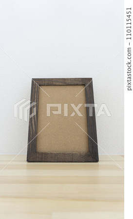 放置在木架上的相框 110115451