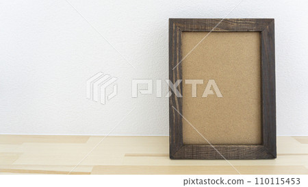 放置在木架上的相框 放置在木架上的相框 110115453