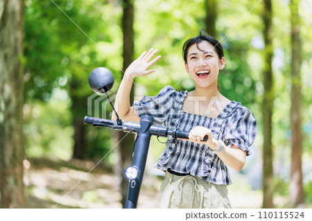 Women's trip: A woman sightseeing on an electric kickboard Women's trip: A woman sightseeing on an electric kickboard 110115524