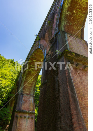 Spring in Annaka City, Gunma Prefecture, Abt Road with fresh greenery, Usui Third Bridge (Megane Bridge) 110115596