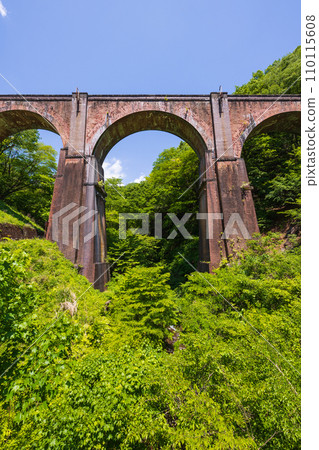 Spring in Annaka City, Gunma Prefecture, Abt Road with fresh greenery, Usui Third Bridge (Megane Bridge) 110115608