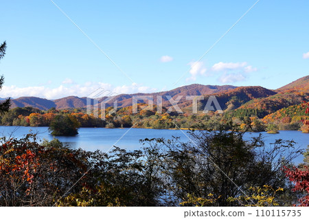 Autumn leaves in Urabandai, Lake Line, Lake Onogawa Autumn leaves in Urabandai, Lake Line, Lake Onogawa 110115735