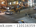 汽車在結冰的道路上等待行人 110116359