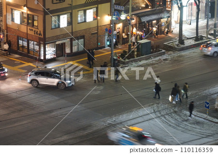 汽車在結冰的道路上等待行人 110116359
