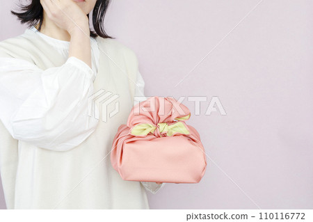 A woman holding a present - Troubles and questions about gifts 110116772