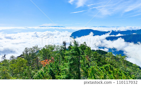 Climbing Mt. Jonendake in summer (Mimata trailhead - Mt. Jonendake: view toward Yatsugatake and the Southern Alps) 110117032