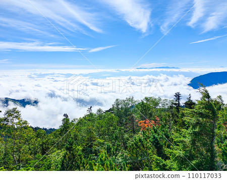 Climbing Mt. Jonendake in summer (Mimata trailhead - Mt. Mt. Mt. Yatsugatake: view towards Mt. Yatsugatake) Climbing Mt. Jonendake in summer (Mimata trailhead - Mt. Mt. Mt. Yatsugatake: view towards Mt. Yatsugatake) 110117033