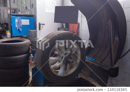 Computer wheel balancing on special equipment machine tool in auto repair service Computer wheel balancing on special equipment machine tool in auto repair service 110118365