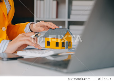 real estate agent Delivering sample homes to customers, mortgage loan contracts. Make a contract for hire purchase and sale of a house. and home insurance contracts, home mortgage loan concepts 110118893